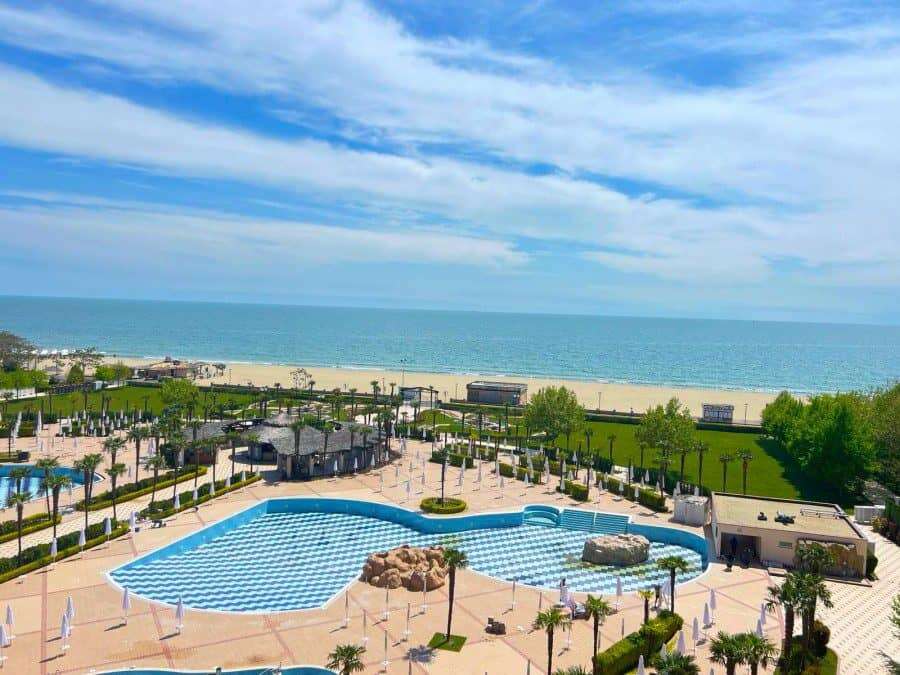 Sea view apartment in Sunny Beach with direct beach access and modern amenities.