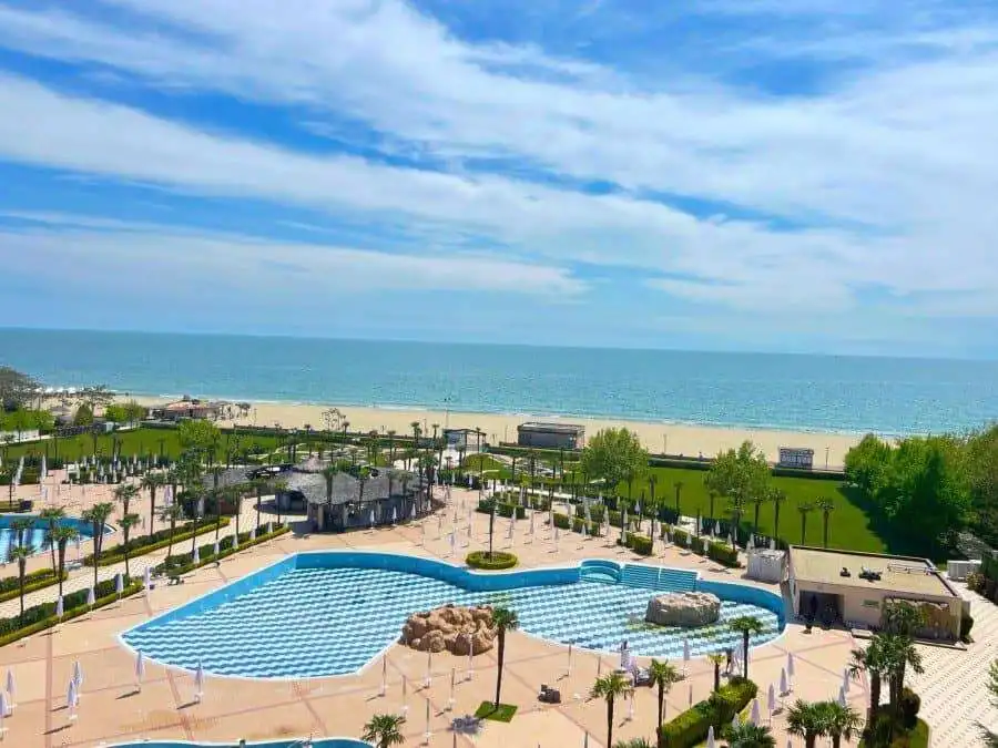 Beachfront apartment with stunning sea views in Sunny Beach Sea view apartment in Sunny Beach with direct beach access and modern amenities.