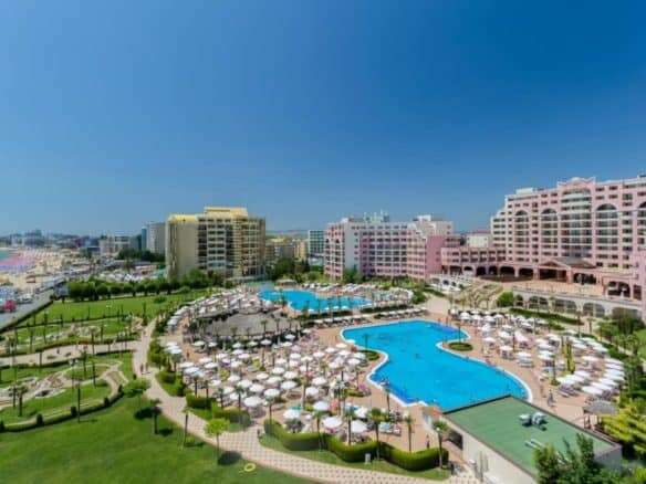 Sea view apartment in Sunny Beach with large pool and resort amenities.