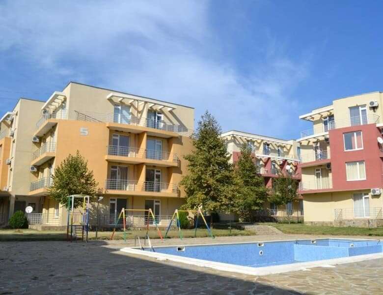 Bright, fully furnished apartment in Sunny Day 5 community.