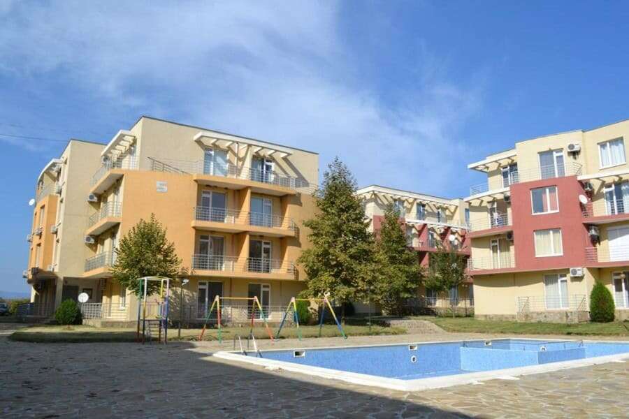 Bright, fully furnished apartment in Sunny Day 5 community.