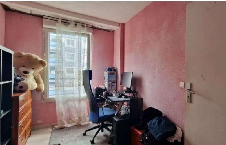 Bright 1-bedroom apartment with workspace in Résidence BEAUMARCHAIS, Paris, ideal for investment or.
