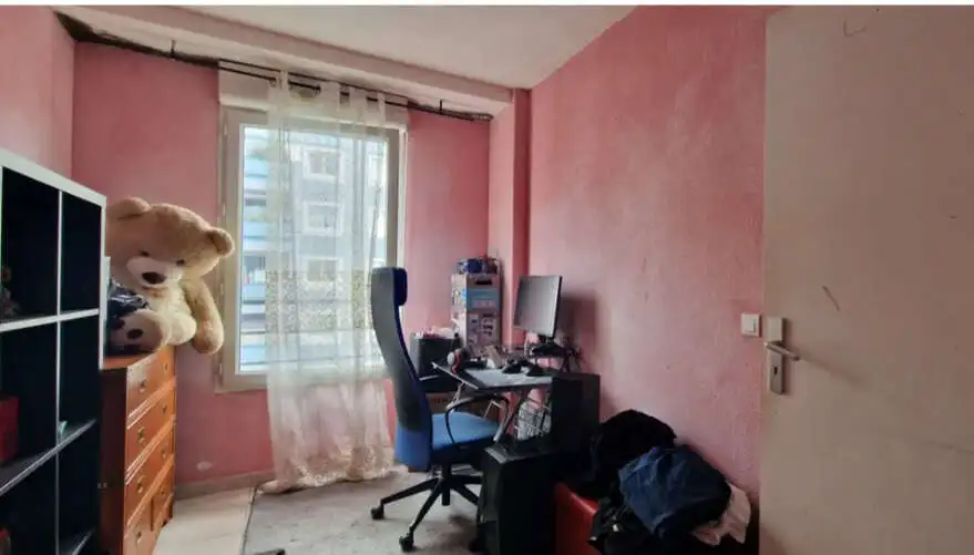 Bright 1-bedroom apartment with workspace in Résidence BEAUMARCHAIS, Paris, ideal for investment or.