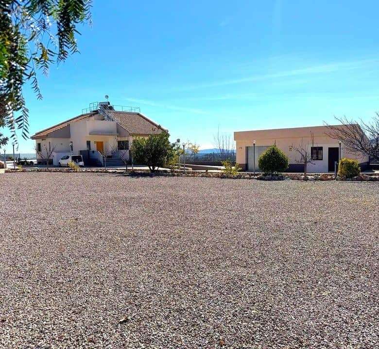 Spacious 5-bedroom villa for sale in Aledo Murcia, offering modern amenities and stunning views. Per.