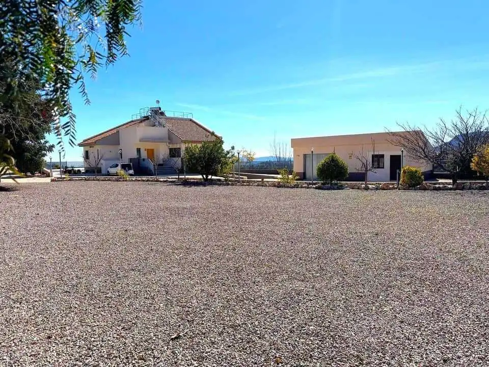 Spacious 5-bedroom villa for sale in Aledo Murcia, offering modern amenities and stunning views. Per.