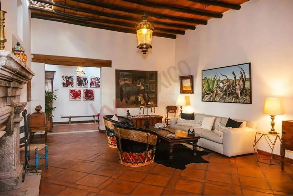 Elegant Colonial Living Room with Allende Dam Views Style living room featuring traditional wooden beams and artwork, offering stunning views of Allende.