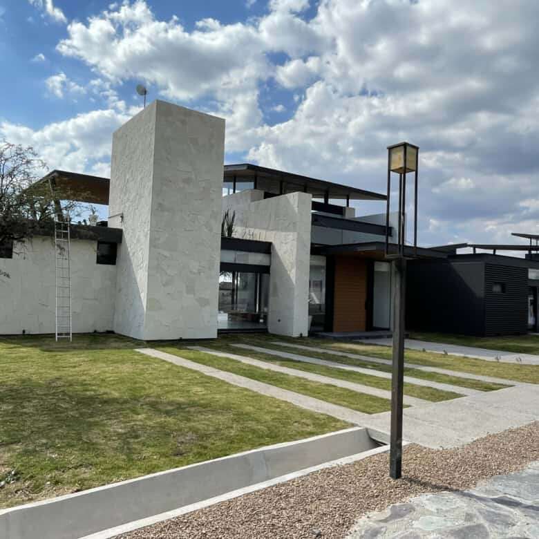 Modern villa with sleek design and spacious outdoor areas in San Miguel de Allende, Mexico.
