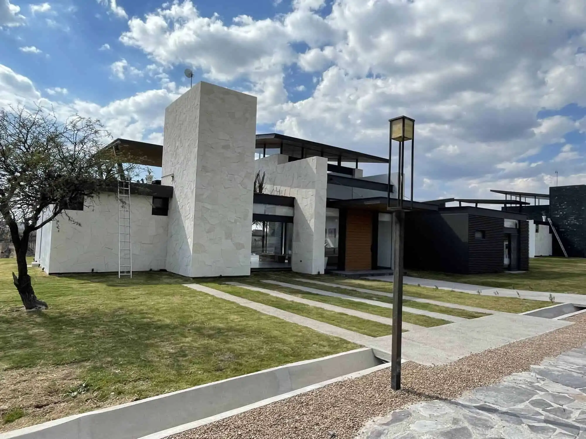 Modern villa with sleek design and spacious outdoor areas in San Miguel de Allende, Mexico.