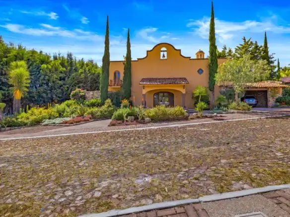 Beautiful lakefront house in Rancho Los Labradores, San Miguel de Allende, with lush gardens and sce.