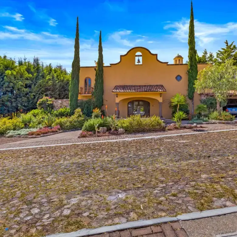 Beautiful lakefront house in Rancho Los Labradores, San Miguel de Allende, with lush gardens and sce.