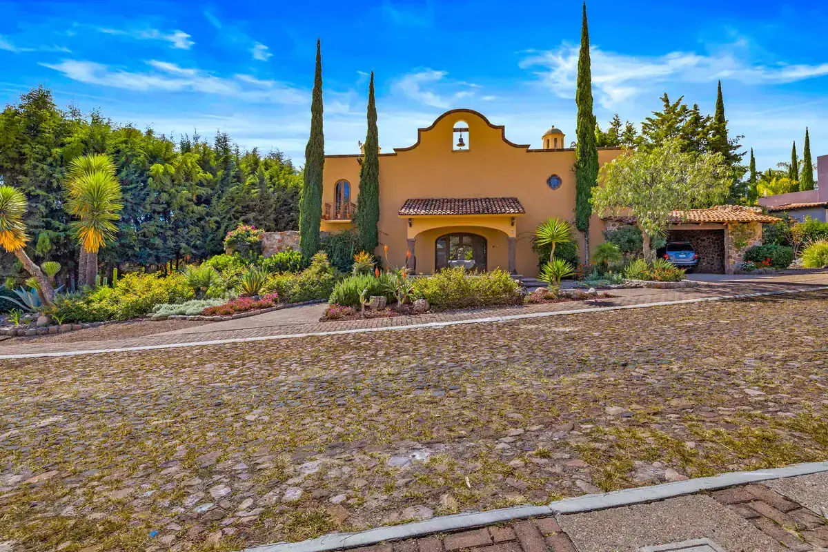 Lakefront Home in Rancho Los Labradores, San Miguel de Allende Beautiful lakefront house in Rancho Los Labradores, San Miguel de Allende, with lush gardens and sce.