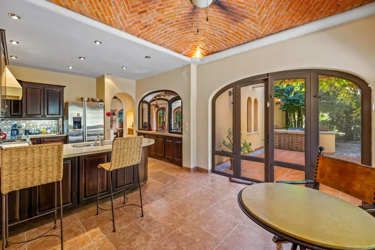 Lakefront Rancho Los Labradores Home Beautiful lakefront home in Rancho Los Labradores, San Miguel de Allende, featuring spacious interio.