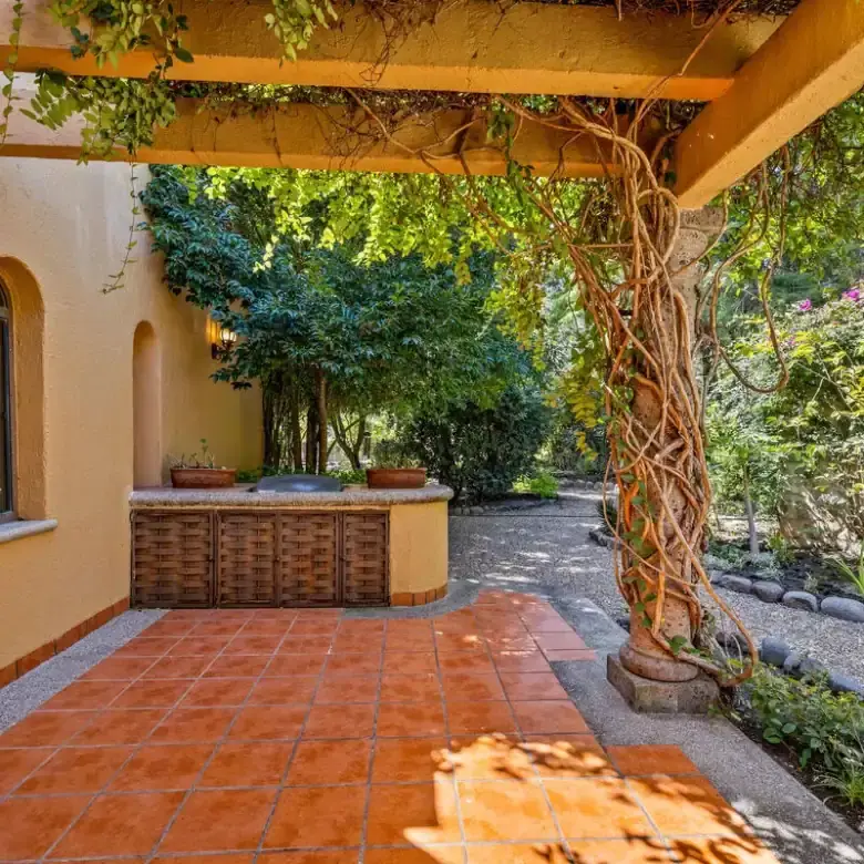 Beautiful lakefront home in Rancho Los Labradores, San Miguel de Allende, with lush gardens and outd.