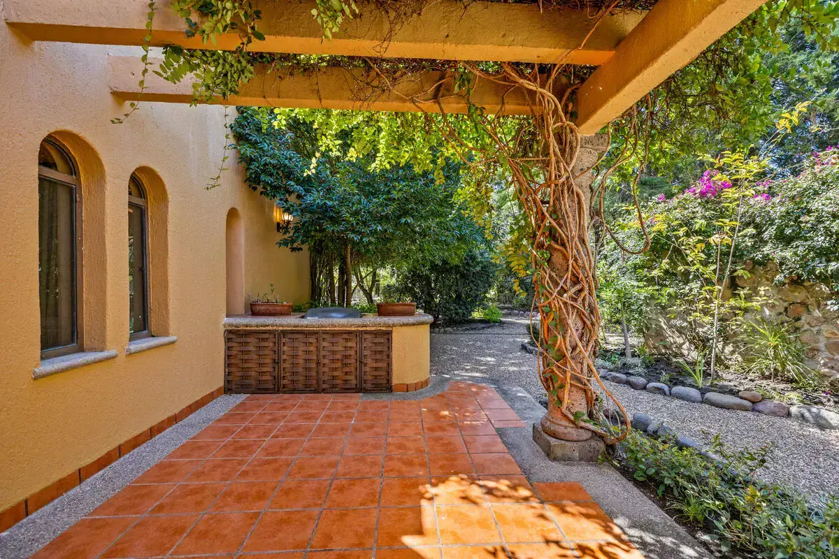Lakefront Rancho Los Labradores Home Beautiful lakefront home in Rancho Los Labradores, San Miguel de Allende, with lush gardens and outd.