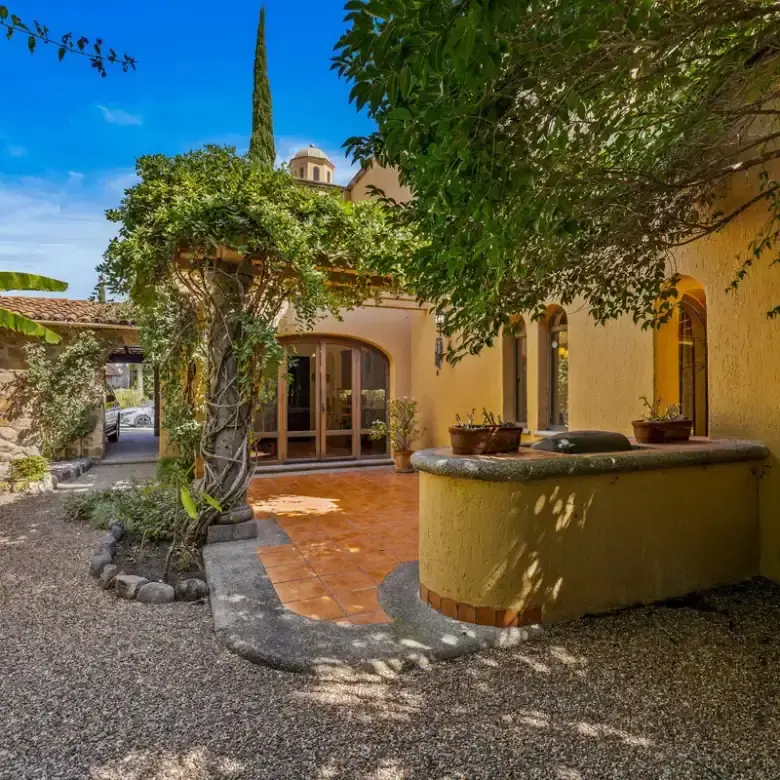 Beautiful lakefront home in Rancho Los Labradores, San Miguel de Allende, with lush gardens and outd.