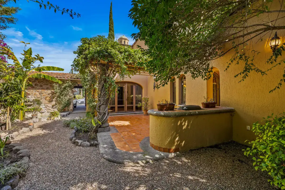 Charming Rancho Los Labradores Home Beautiful lakefront home in Rancho Los Labradores, San Miguel de Allende, with lush gardens and outd.