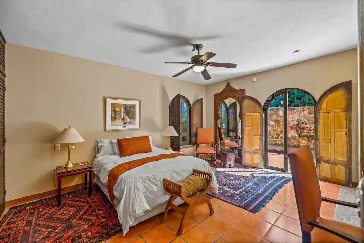 Lakefront Rancho Home in San Miguel Beautiful lakefront home in Rancho Los Labradores, San Miguel de Allende, featuring spacious interio.