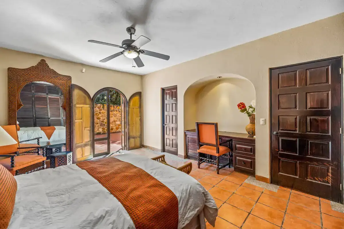 Lakefront home bedroom in Rancho Los Labradores, San Miguel de Allende Beautiful bedroom with lake views, traditional decor, and wooden accents in Rancho Los Labradores, S.