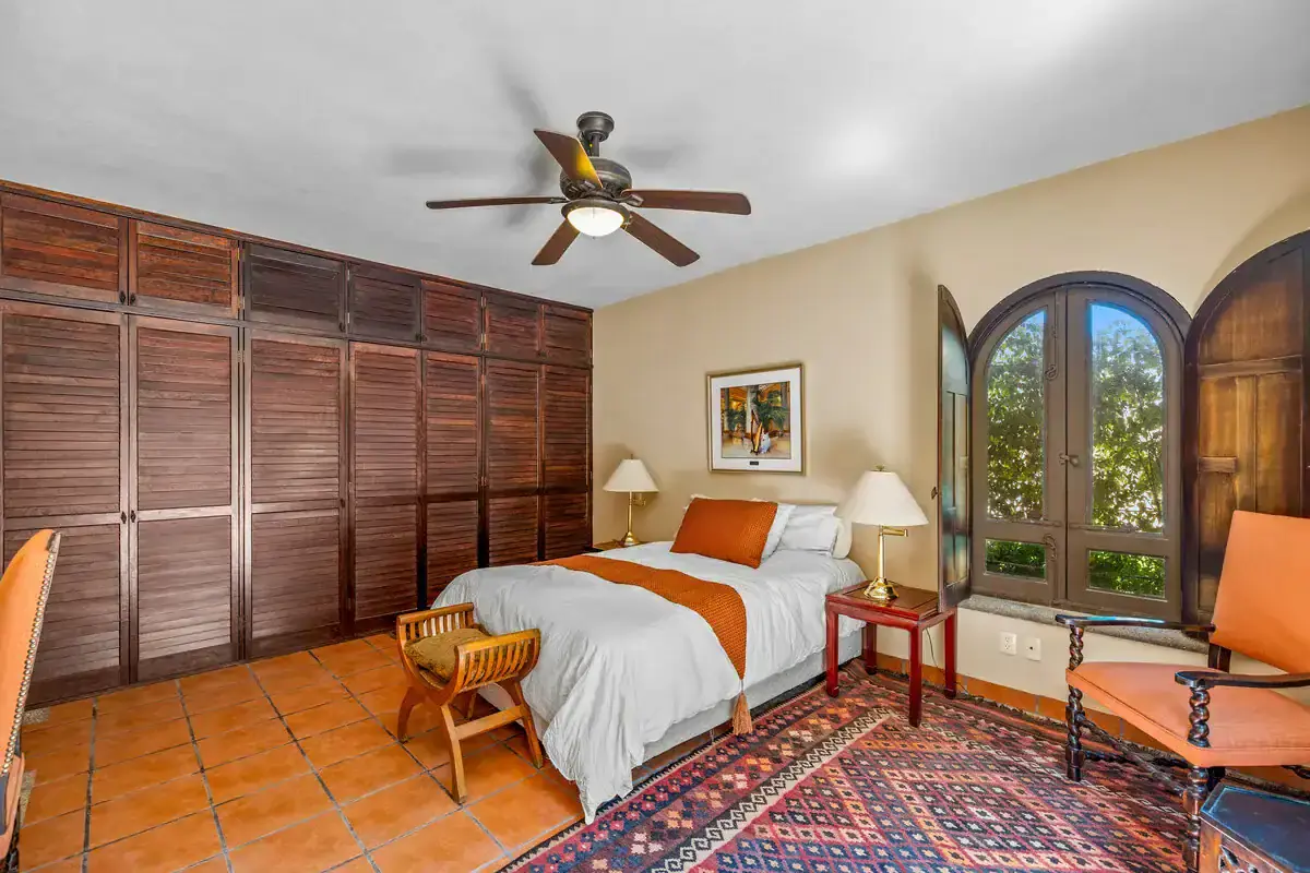 Lakefront bedroom in Rancho Los Labradores, San Miguel de Allende Bedroom with lake view in Rancho Los Labradores, San Miguel de Allende.