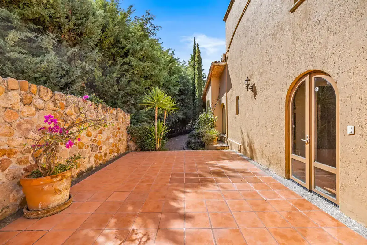 Lakefront Rancho Los Labradores Home Beautiful lakefront home in Rancho Los Labradores, San Miguel de Allende, with lush greenery and out.