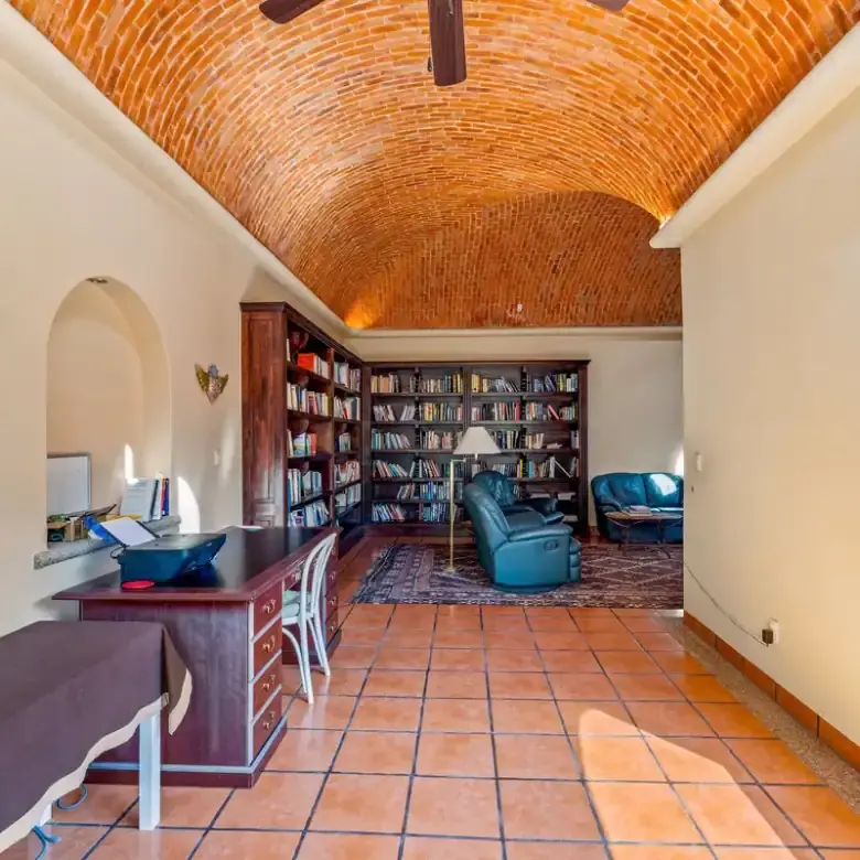 Interior view of a cozy library room in a lakefront home in Rancho Los Labradores, San Miguel de All.