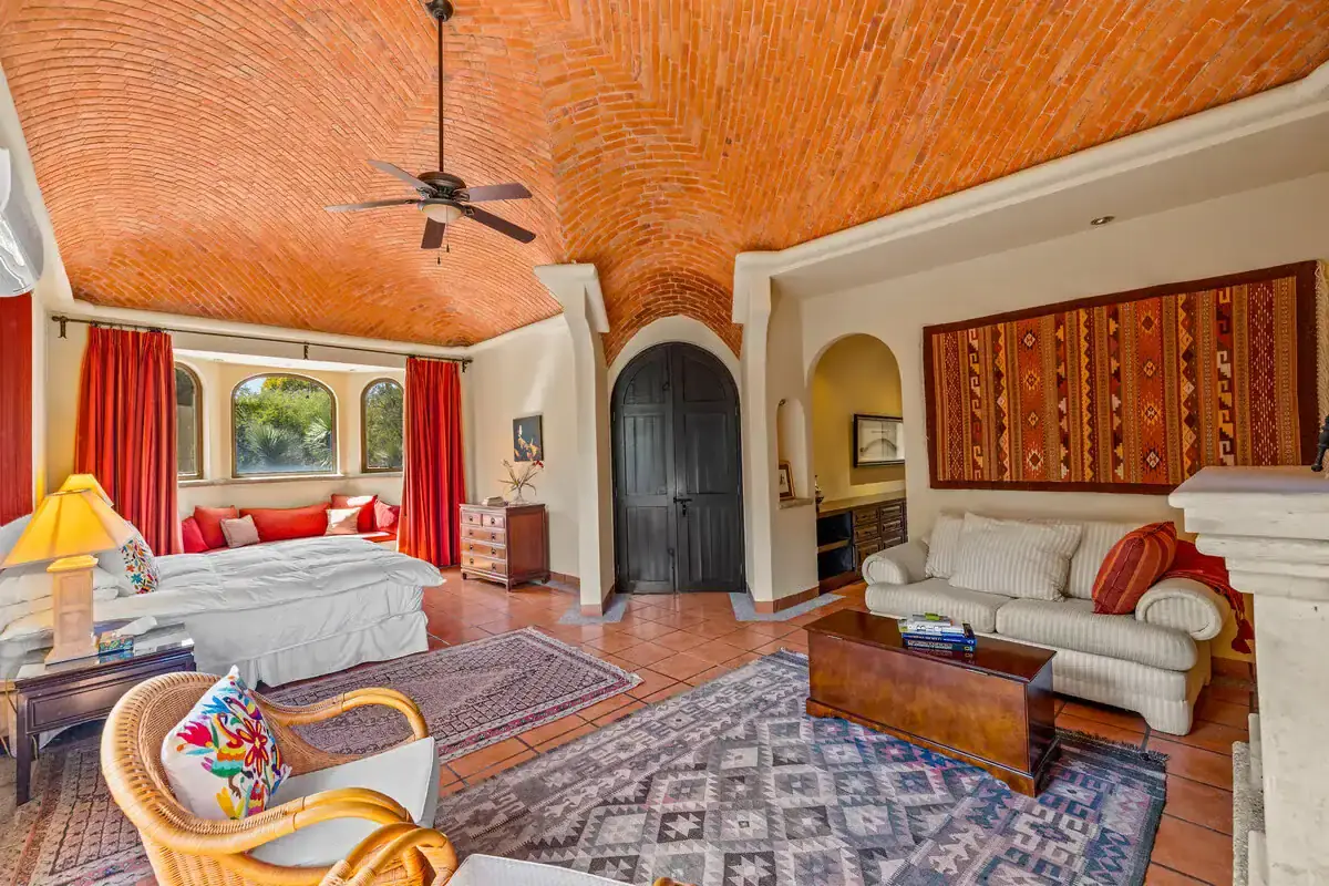 Lakefront Rancho Los Labradores Home Beautiful lakefront home in Rancho Los Labradores, San Miguel de Allende, featuring spacious living.