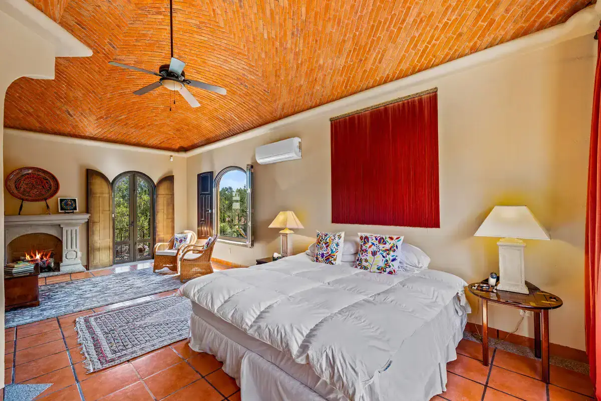 Lakefront Rancho Los Labradores Home Beautiful lakefront home in Rancho Los Labradores, San Miguel de Allende, featuring a spacious bedro.
