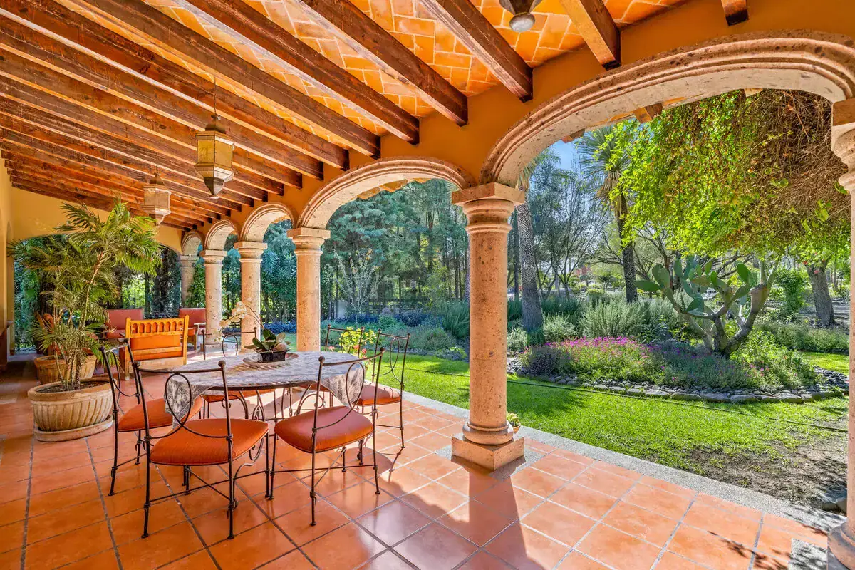 Lakefront Rancho Los Labradores Home Beautiful lakefront home in Rancho Los Labradores, San Miguel de Allende, featuring a spacious patio.