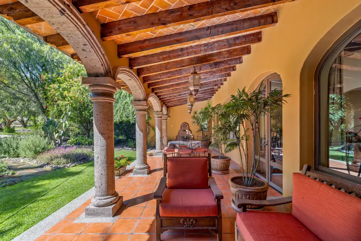 Lakefront Rancho Los Labradores Home Beautiful lakefront home in Rancho Los Labradores, San Miguel de Allende, featuring a spacious cover.