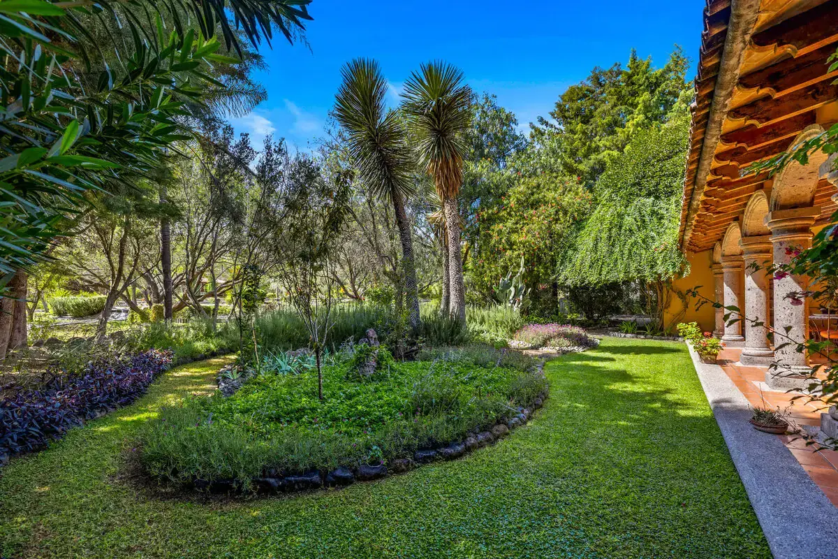 Lakefront Home for Sale in Rancho Los Labradores Beautiful garden view of a lush, green outdoor space at a lakefront home in Rancho Los Labradores.