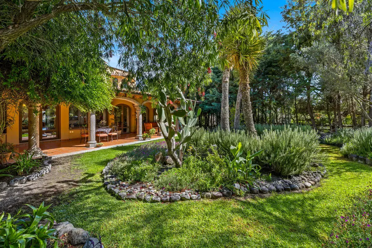 Lakefront Home in Rancho Los Labradores Beautiful lakefront property in Rancho Los Labradores, San Miguel de Allende, featuring lush gardens.