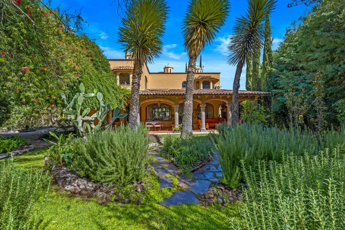 Elegant Rancho Los Labradores Lakefront Home Beautiful lakefront home in Rancho Los Labradores, San Miguel de Allende, surrounded by lush gardens.