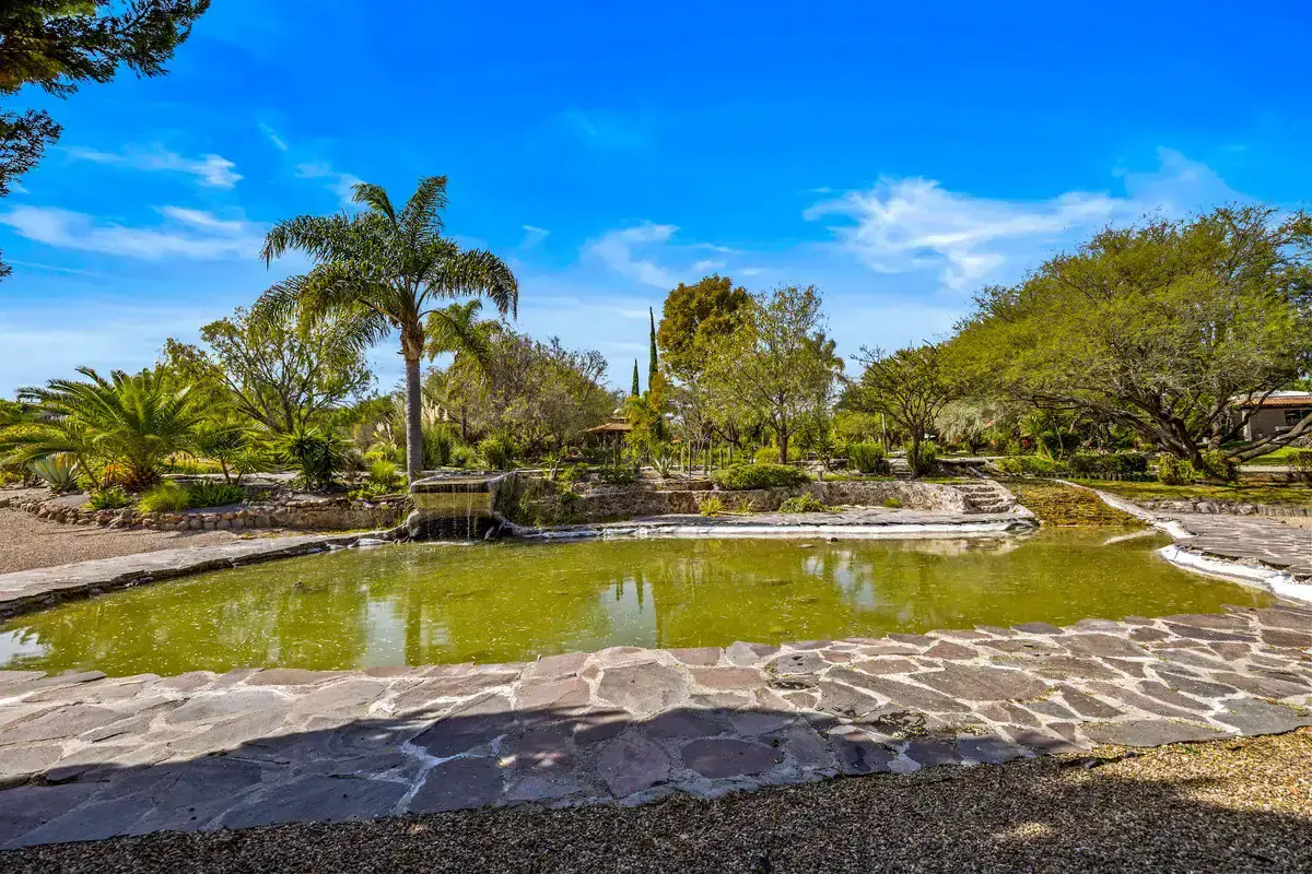 Lakefront property in Rancho Los Labradores, San Miguel de Allende. Beautiful lakefront home with lush greenery and scenic views in Rancho Los Labradores.