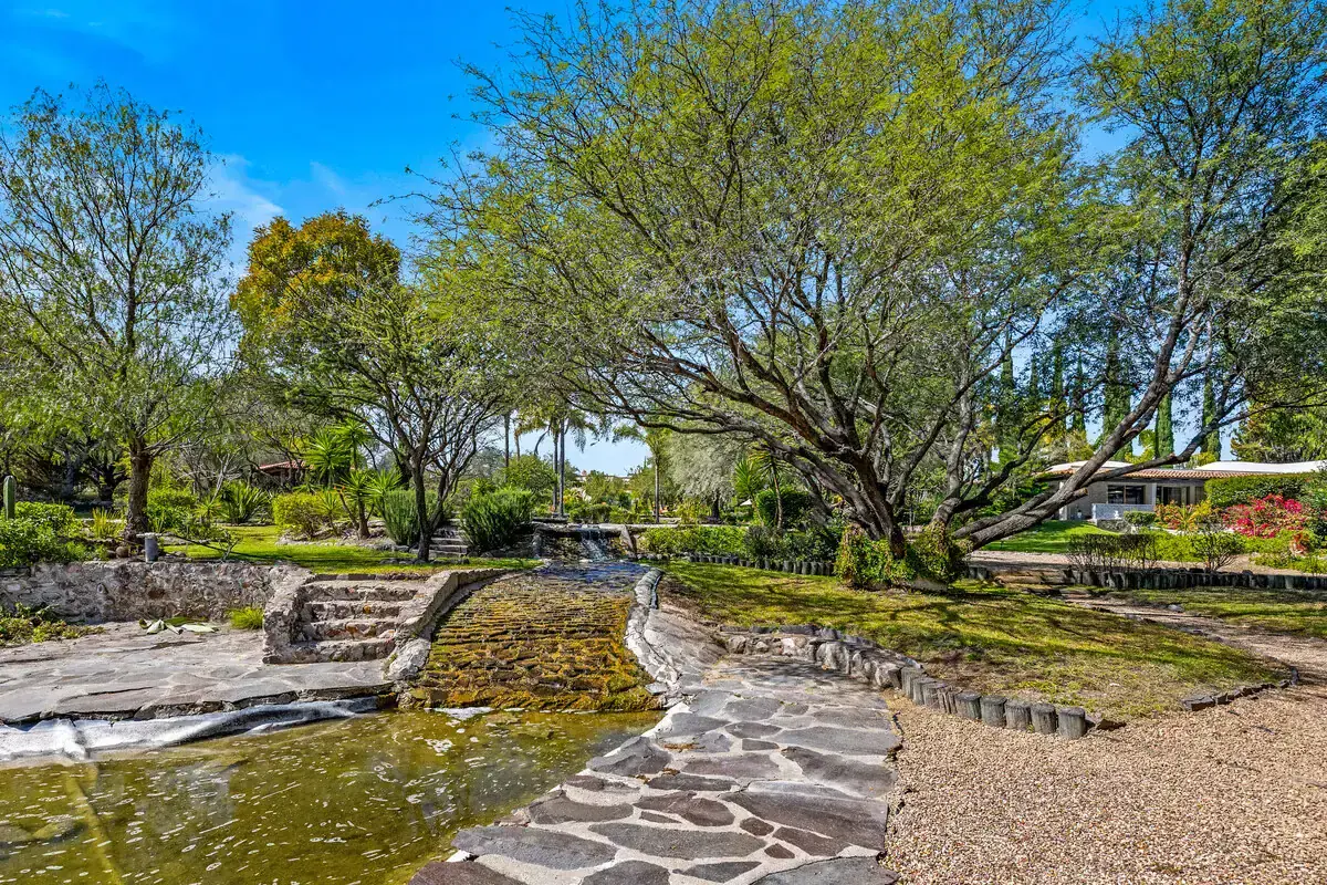 Lakefront property in Rancho Los Labradores, San Miguel de Allende. Beautiful lakefront home with lush trees and scenic water features in Rancho Los Labradores.