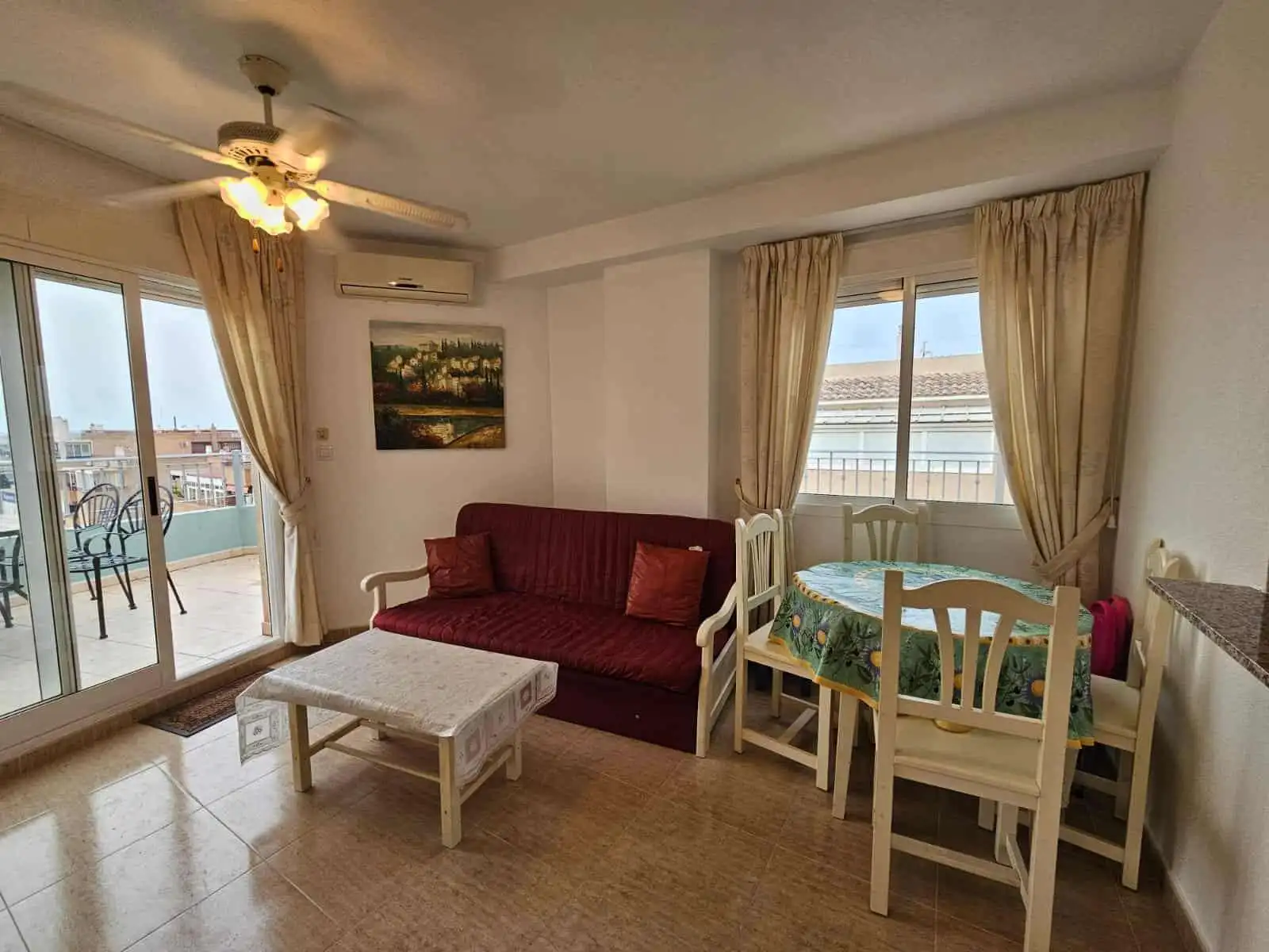 Elegant 2-bedroom penthouse with balcony in Torrevieja, ideal for seaside living and investment.