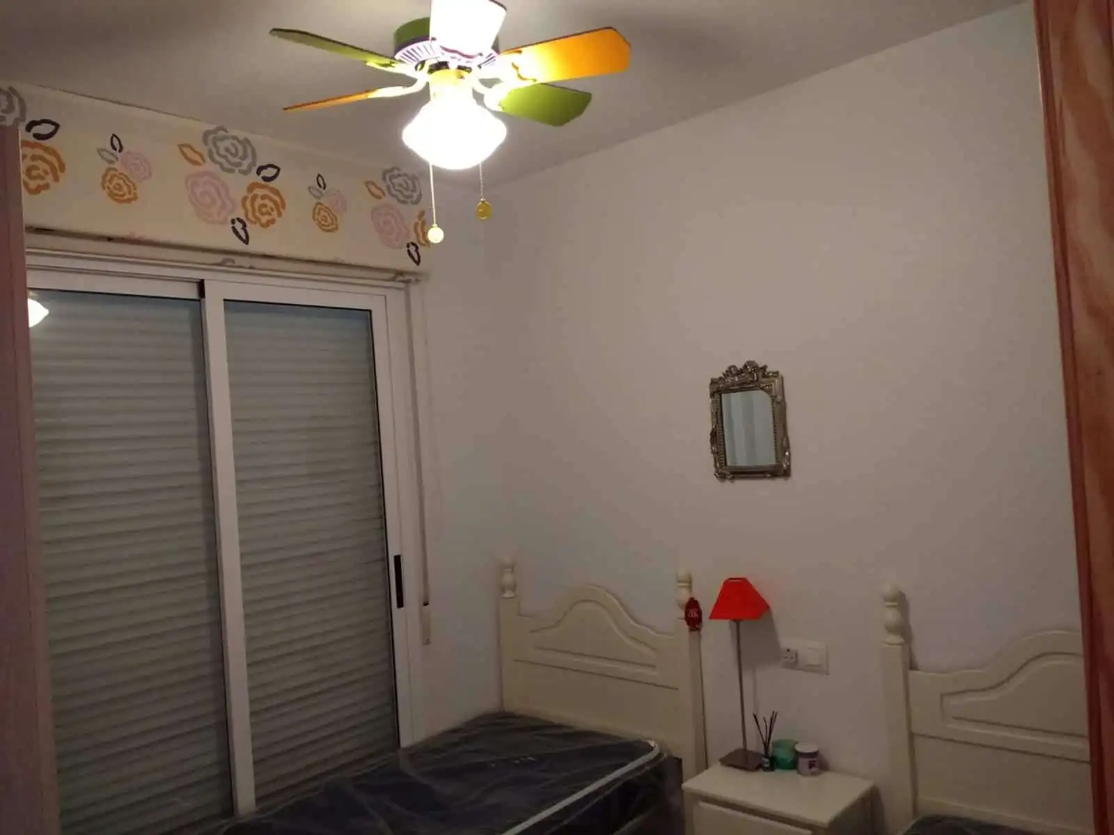 Interior view of a modern 2-bedroom penthouse in Torrevieja with a cozy bedroom and ceiling fan.