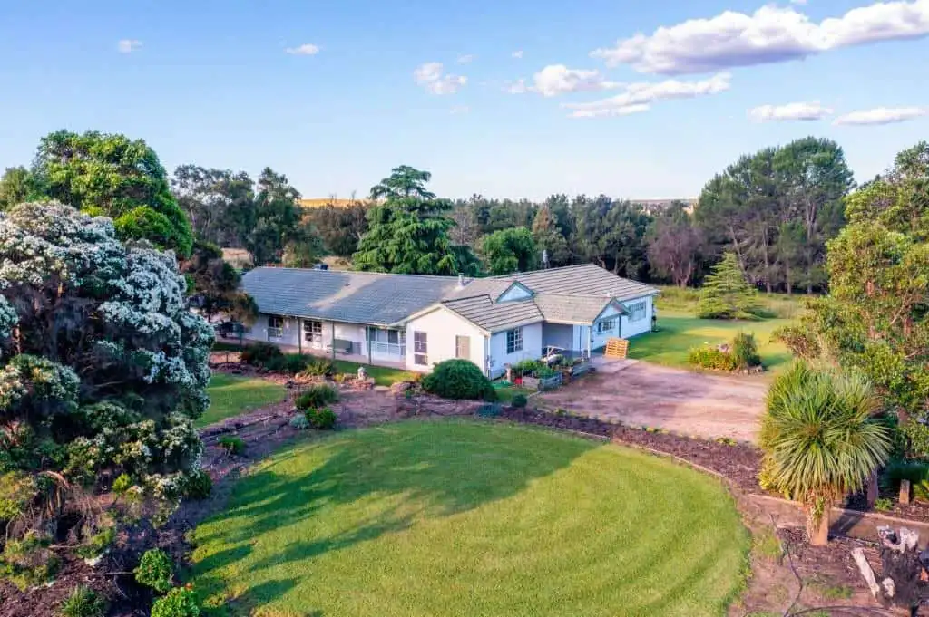 Vineyard Estate with 2 Homes in Broke Vineyard estate featuring two stunning homes for sale in Broke, surrounded by lush gardens and sceni.