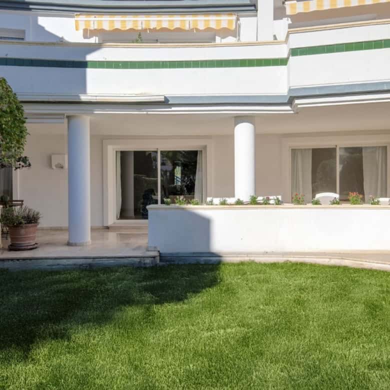 Beautiful beachfront property with lush garden and modern architecture. Perfect for investment in pr.
