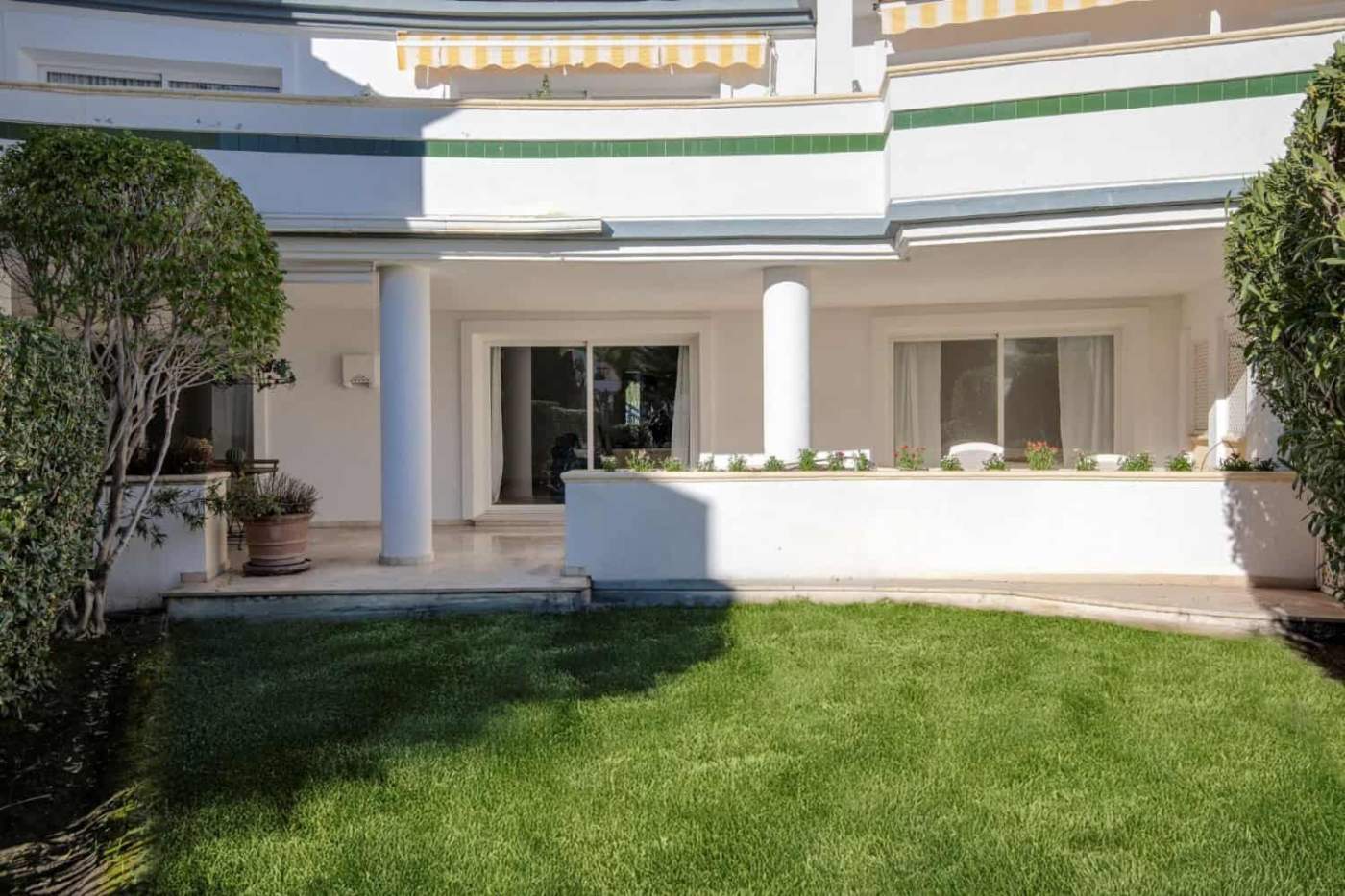 Beautiful beachfront property with lush garden and modern architecture. Perfect for investment in pr.