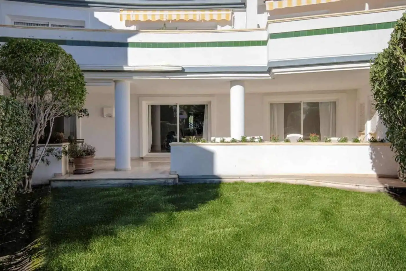 Beautiful beachfront property with lush garden and modern architecture. Perfect for investment in pr.