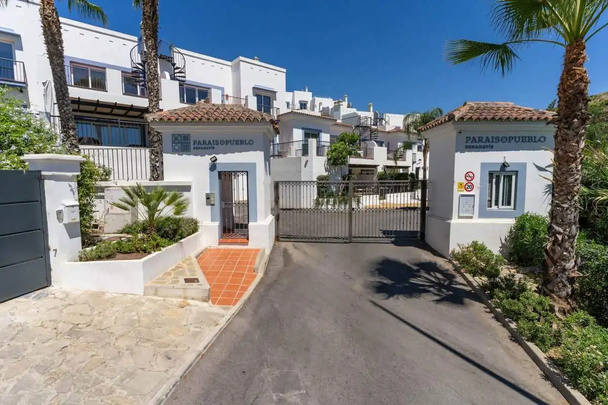 Luxury Benahavís Penthouse Duplex with Sea Views Penthouse Duplex in Benahavís, Costa del Sol, Spain with stunning sea views and modern amenities.