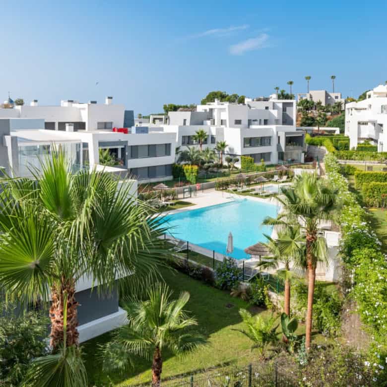 Luxurious 2-bedroom penthouse in Selwo Estepona featuring modern design, spacious interiors, and a p.