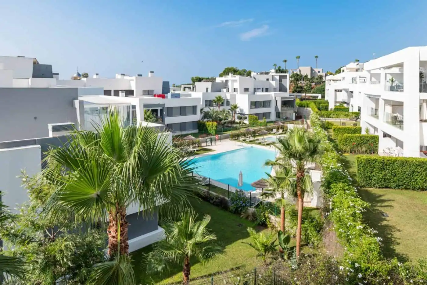 Luxurious 2-bedroom penthouse in Selwo Estepona featuring modern design, spacious interiors, and a p.