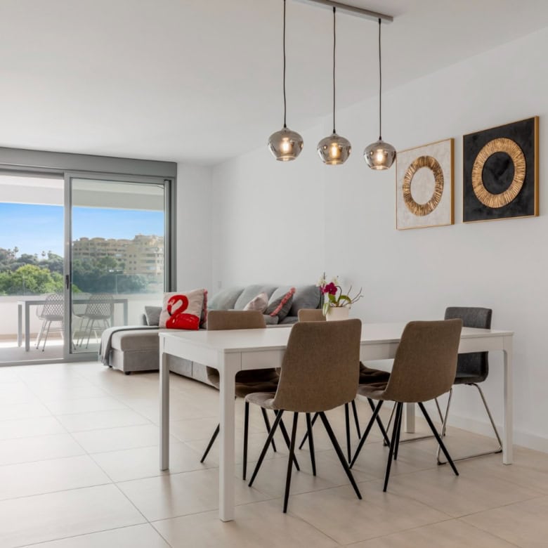 Bright, modern 2-bedroom penthouse with spacious living area and balcony in Selwo Estepona.