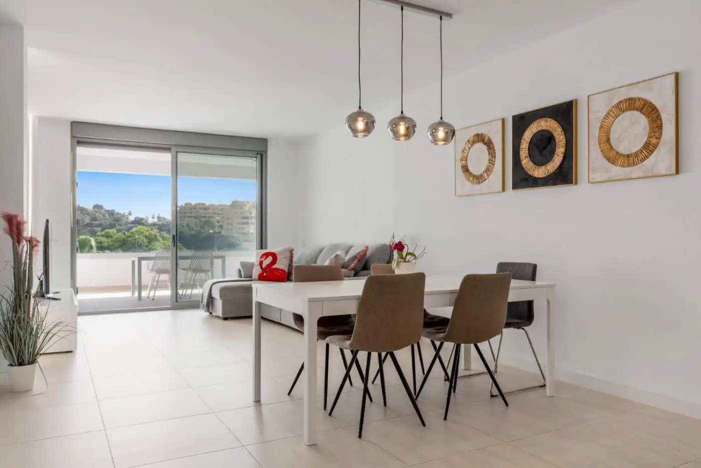 Bright, modern 2-bedroom penthouse with spacious living area and balcony in Selwo Estepona.