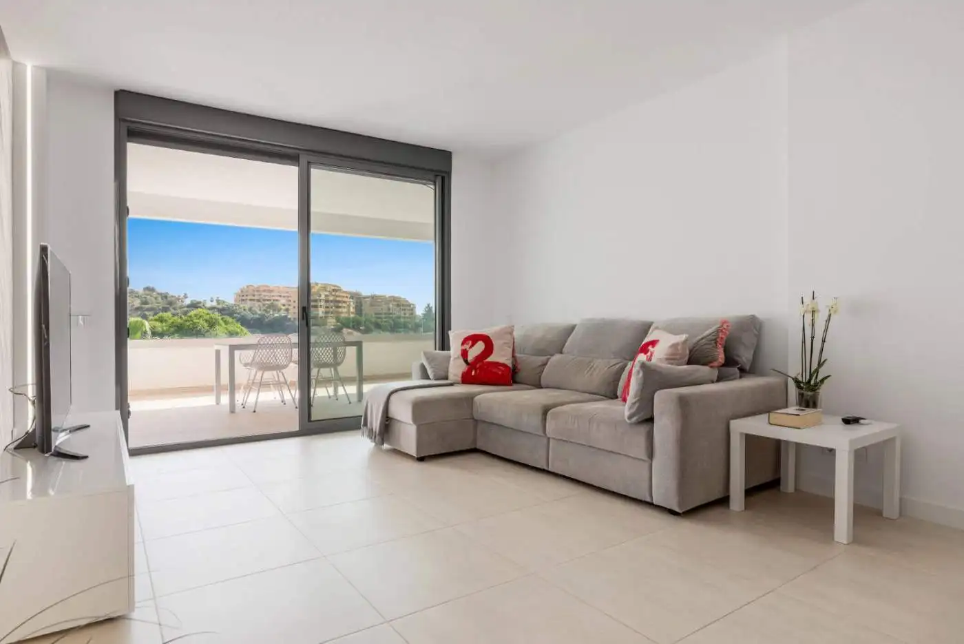 Modern 2-bedroom penthouse with spacious living area and balcony views in Selwo Estepona.