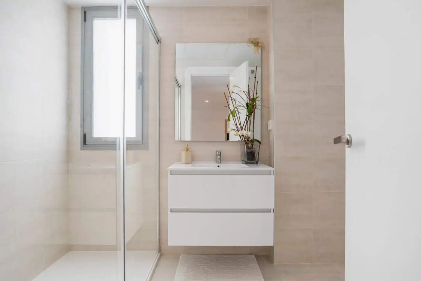 Modern bathroom in a spacious 2-bedroom penthouse in Selwo Estepona.