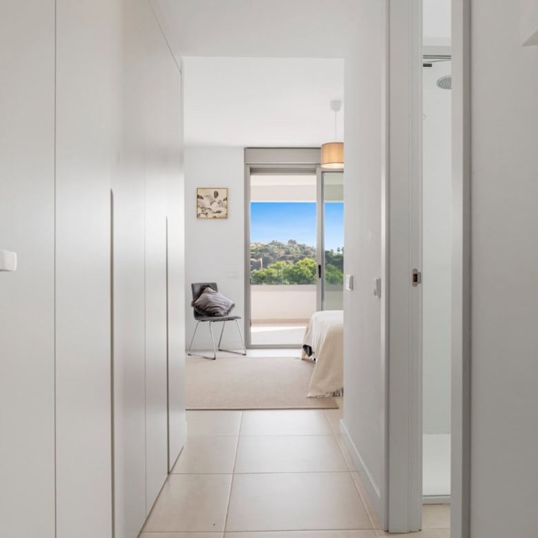 Bright modern 2-bedroom penthouse with spacious living area and balcony in Selwo Estepona.