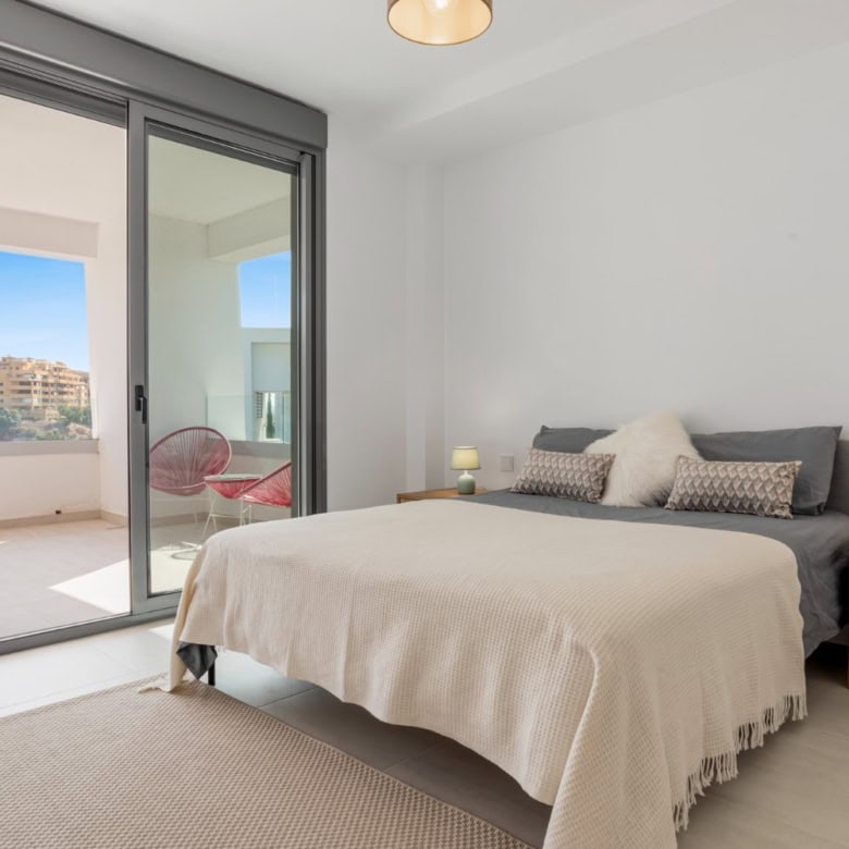 Luxury 2-bedroom penthouse with spacious living area and balcony in Selwo Estepona.