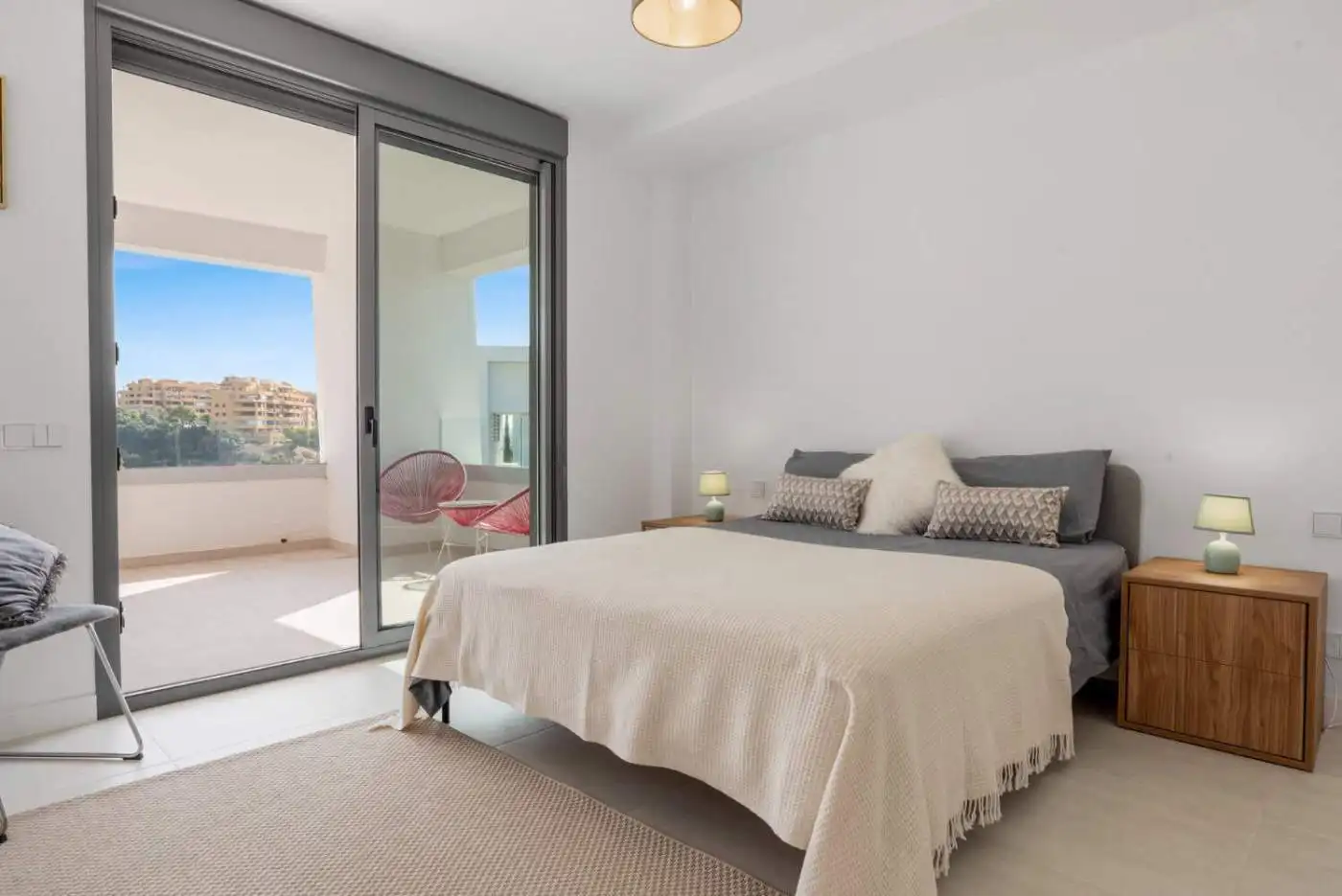 Luxury 2-bedroom penthouse with spacious living area and balcony in Selwo Estepona.